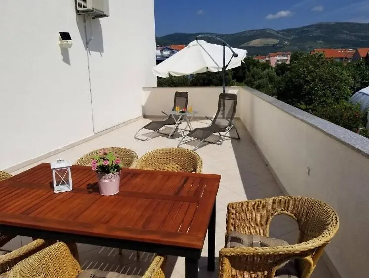 2Min Walk To The Beach , Large Seaview Terraces 2 Apts, Bbq, Parking Kastela Apartment