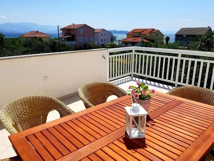 2Min Walk To The Beach , Large Seaview Terraces 2 Apts, Bbq, Parking Kastela