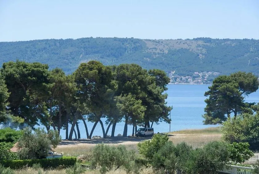 2Min Walk To The Beach , Large Seaview Terraces 2 Apts, Bbq, Parking Kastela