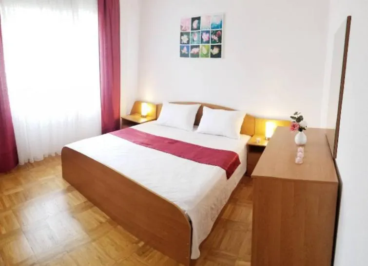 Apartment 2Min Walk To The Beach , Large Seaview Terraces 2 Apts, Bbq, Parking Kastela