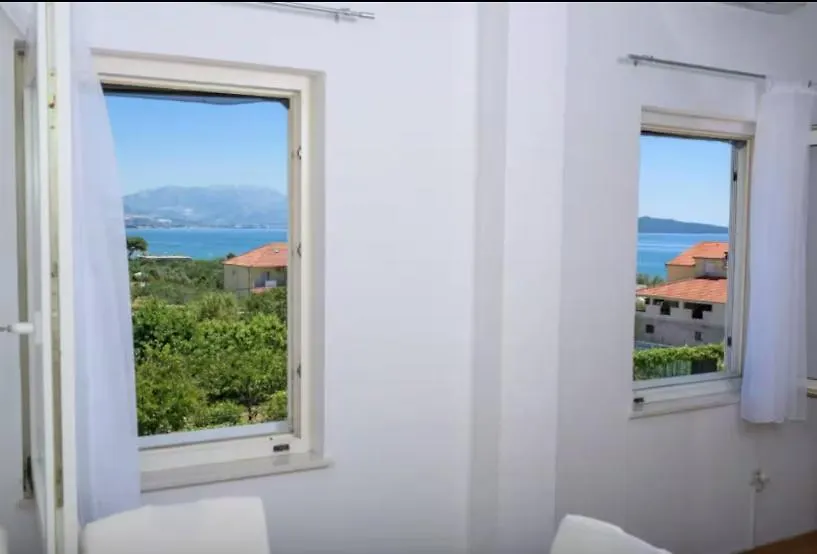 Apartment 2Min Walk To The Beach , Large Seaview Terraces 2 Apts, Bbq, Parking Kastela