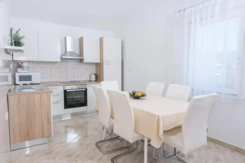 2Min Walk To The Beach , Large Seaview Terraces 2 Apts, Bbq, Parking Kastela