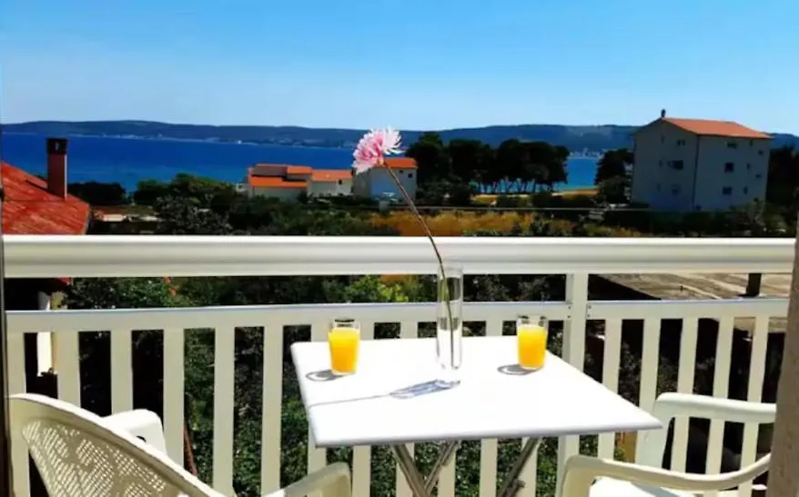 Apartment 2Min Walk To The Beach , Large Seaview Terraces 2 Apts, Bbq, Parking Kastela